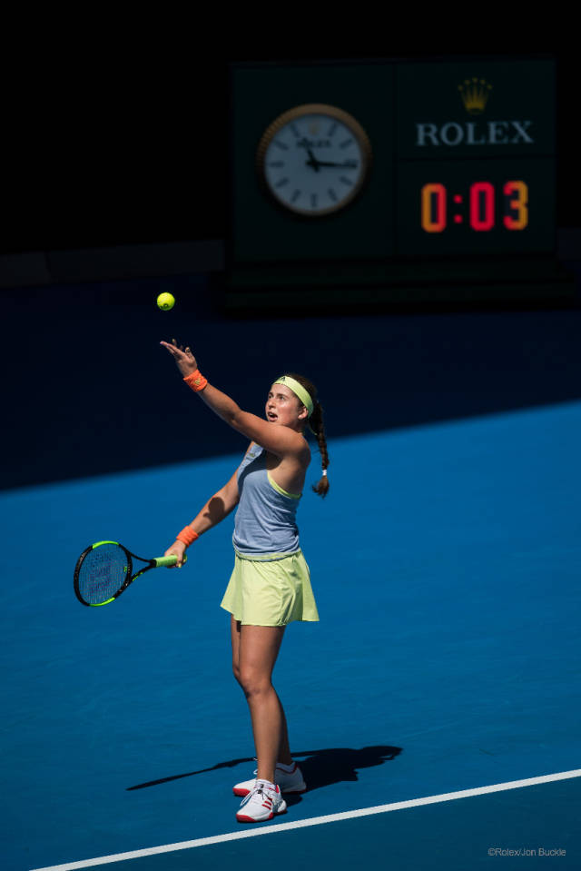 “就支持国足，那咋了！”国足飞抵杭州，球迷热情接机.